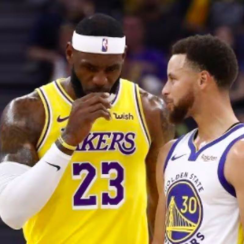 Stephen Curry y LeBron James conversan durante un Los Angeles Lakers-Golden State Warriors.