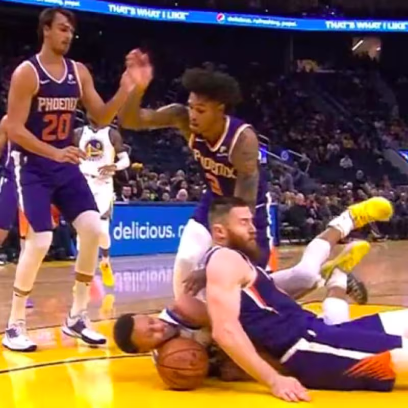 Momento en el que Baynes aplasta la mano de Curry.