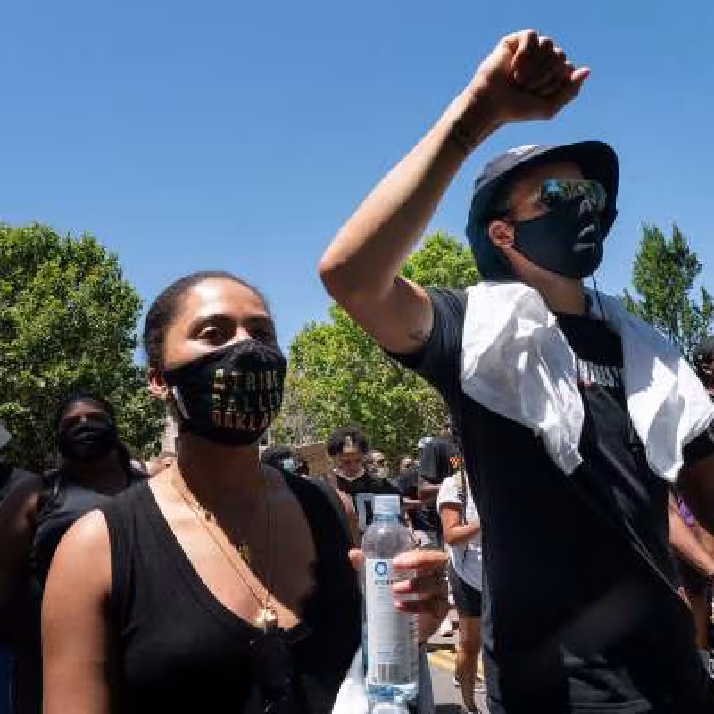 Stephen Curry y Klay Thompson organizan una protesta contra el racismo en Oakland