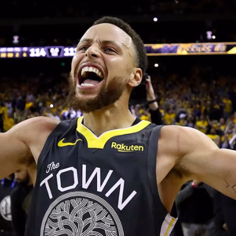 Stephen Curry celebra el triunfo de los Warriors.