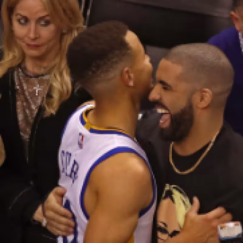 Drake invita a Stephen Curry a jugar a baloncesto a su mansión