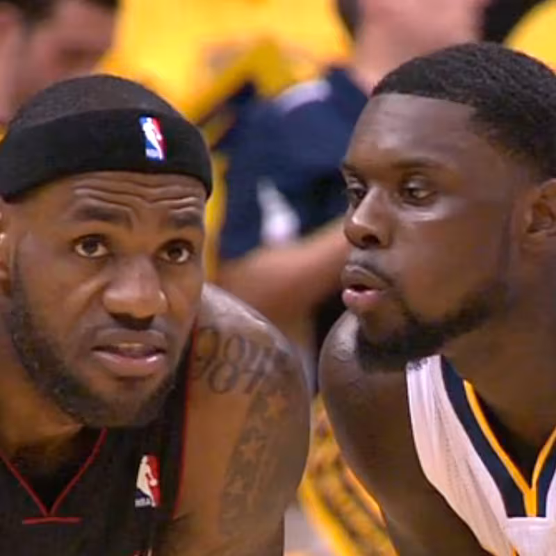 Stephenson, soplando en la oreja de LeBron James.