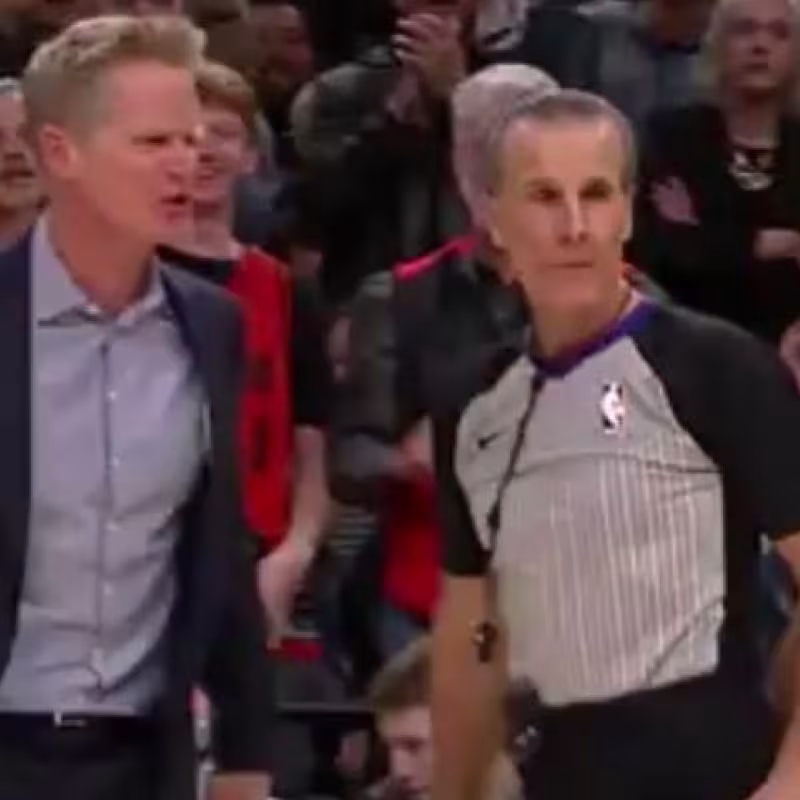 Steve Kerr no sabe perder: Lamentable protesta a los árbitros en la derrota de los Warriors en Portland