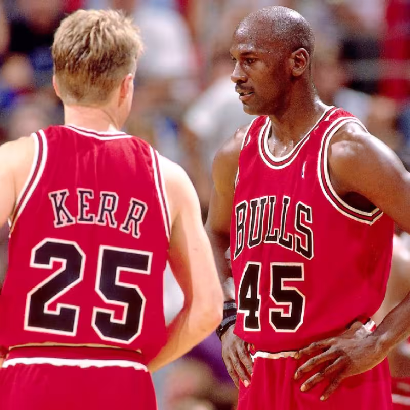 Kerr y Jordan se abrazan tras conseguir el sexto anillo para los Bulls.