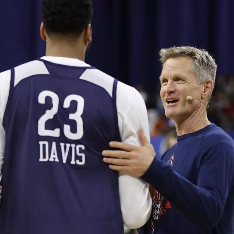 Steve Kerr, junto a Anthony Davis. 