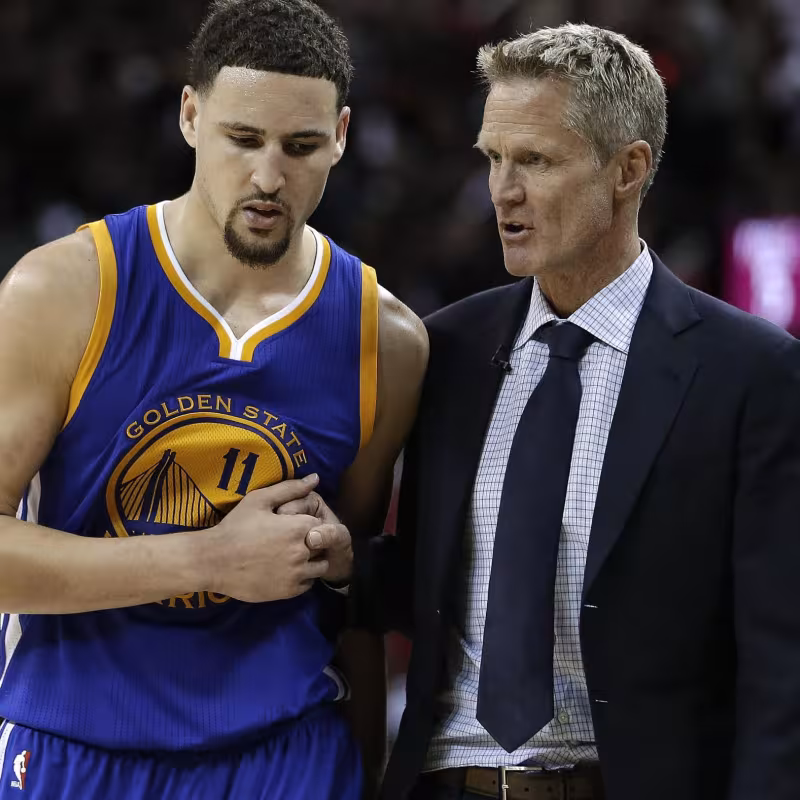 Steve Kerr y Klay Thompson, entrenador y jugador de Golden State Warriors.