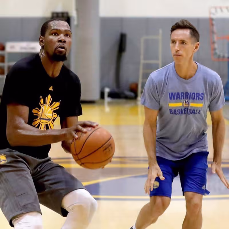 Steve Nash dirigirá a Kevin Durant en el banquillo de los Nets.