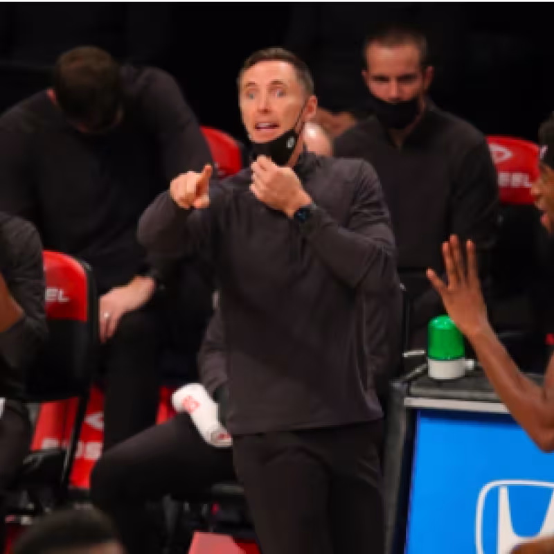 Steve Nash y Kyrie Irving, entrenador y jugador de Brooklyn Nets.