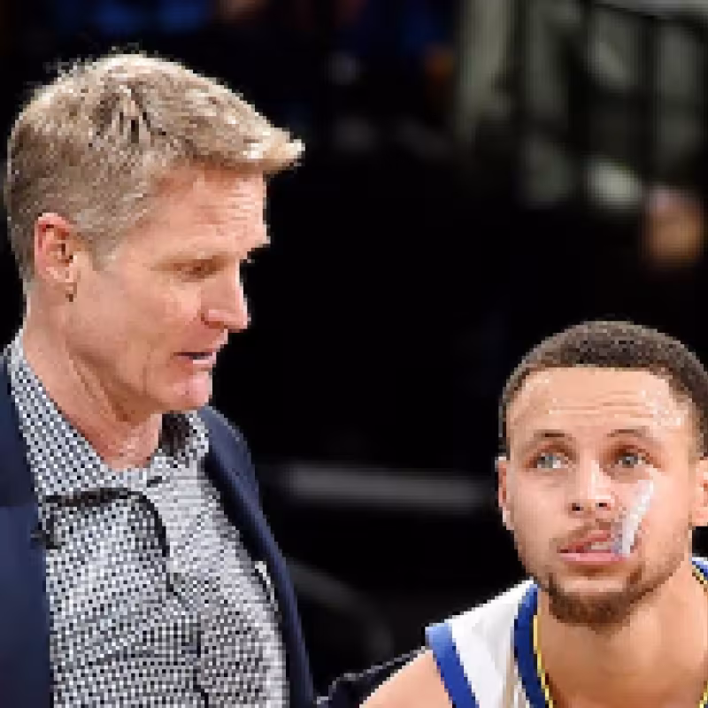 Steve Kerr con Stephen Curry en un partido de los Warriors.