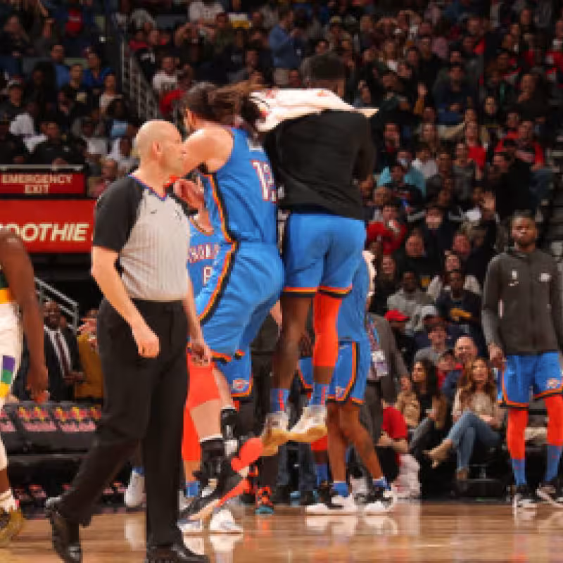 La increíble canasta de Steven Adams desde mitad de cancha
