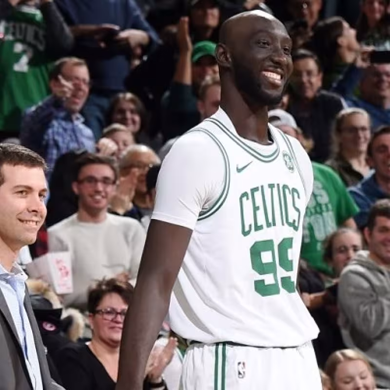 Tacko Fall junto a Brad Stevens en un partido de los Celtics.