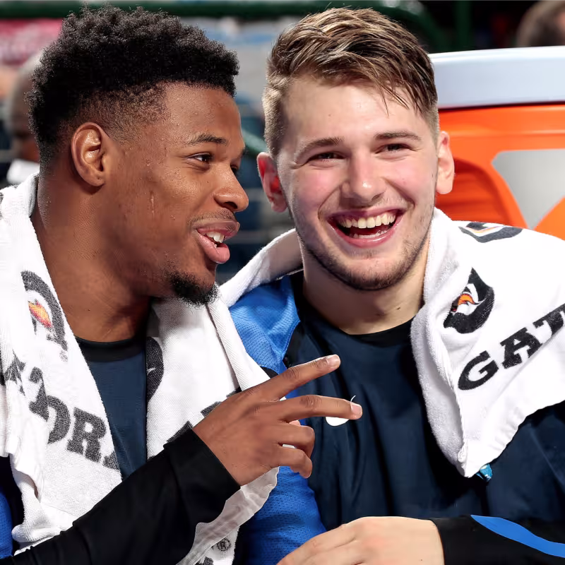 Dennis Smith Jr y Luka Doncic, jugadores de los Mavs