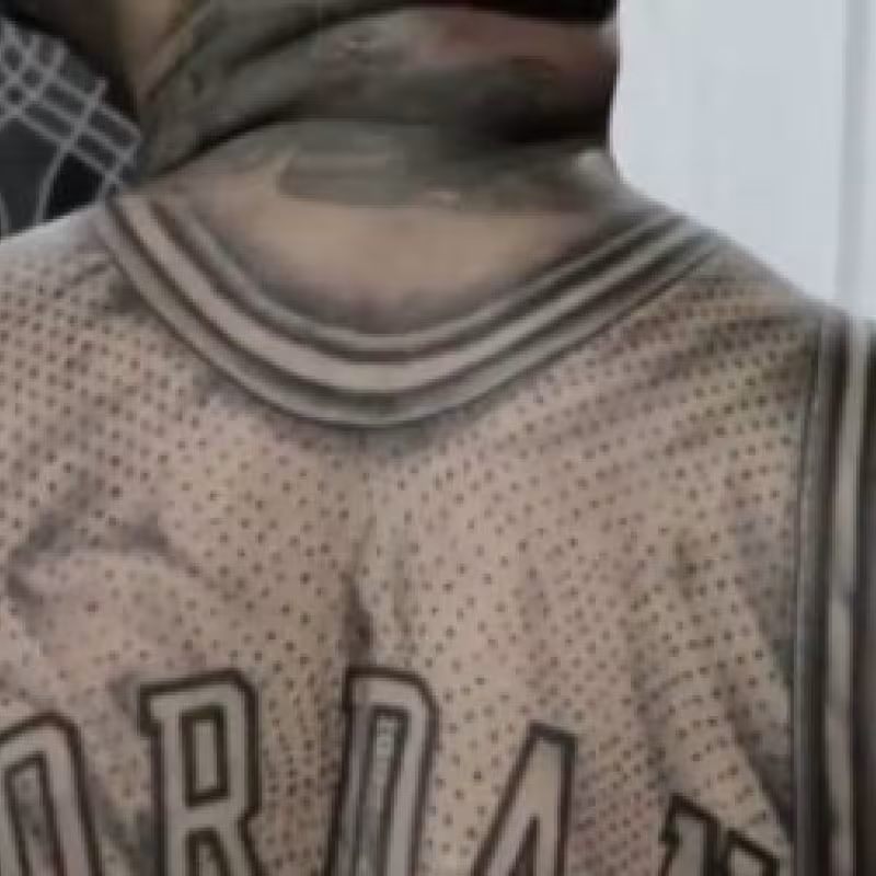 Un fan de Michael Jordan se tatúa su camiseta en la espalda