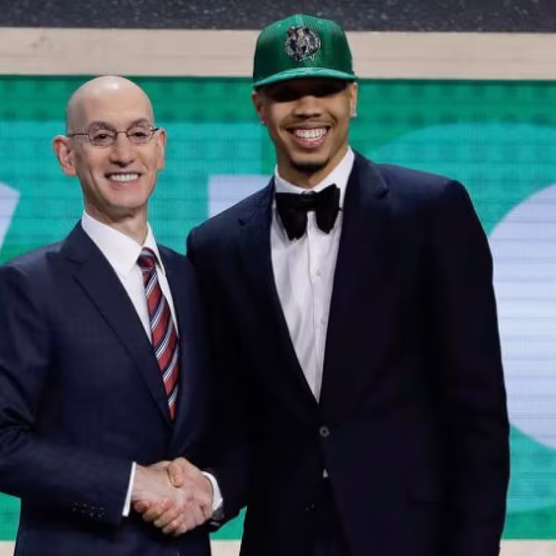 Tatum a Danny Ainge tras bajarle su posición en el draft: "Me debes un poco de dinero"