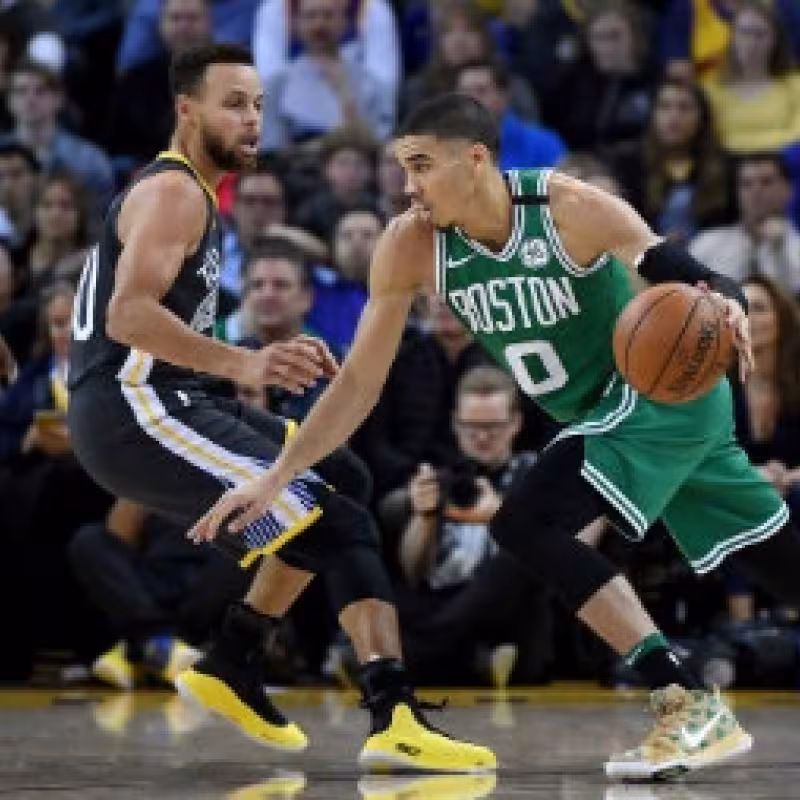Jayson Tatum y Stephen Curry, jugadores de la NBA.