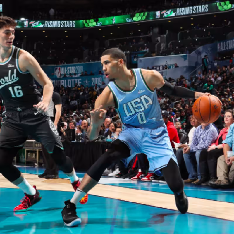 Tatum intenta anotar ante la oposición de Osman.