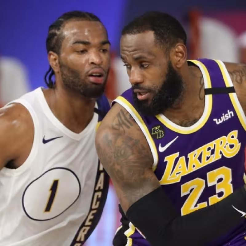 TJ Warren y LeBron James durante el encuentro.