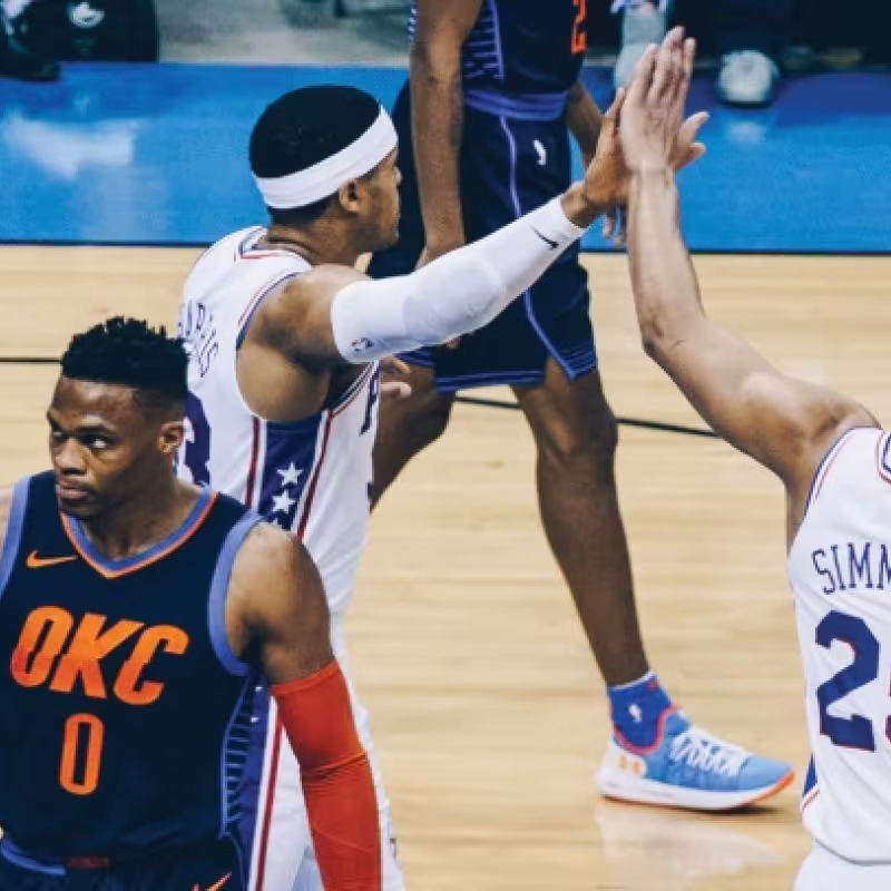 Tobias Harris y Ben Simmons, jugadores de Philadelphia 76ers.