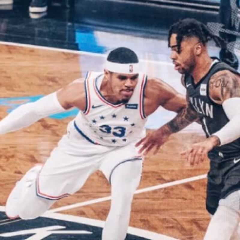 Tobias Harris y D'Angelo Russell durante el partido de hoy.
