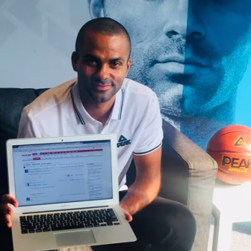Tony Parker, posando para voice.hupu.com