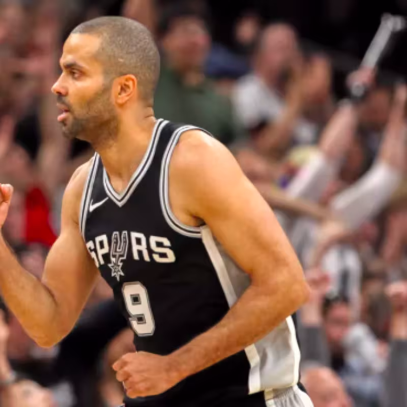 Tony Parker saluda al público del AT&T Center.
