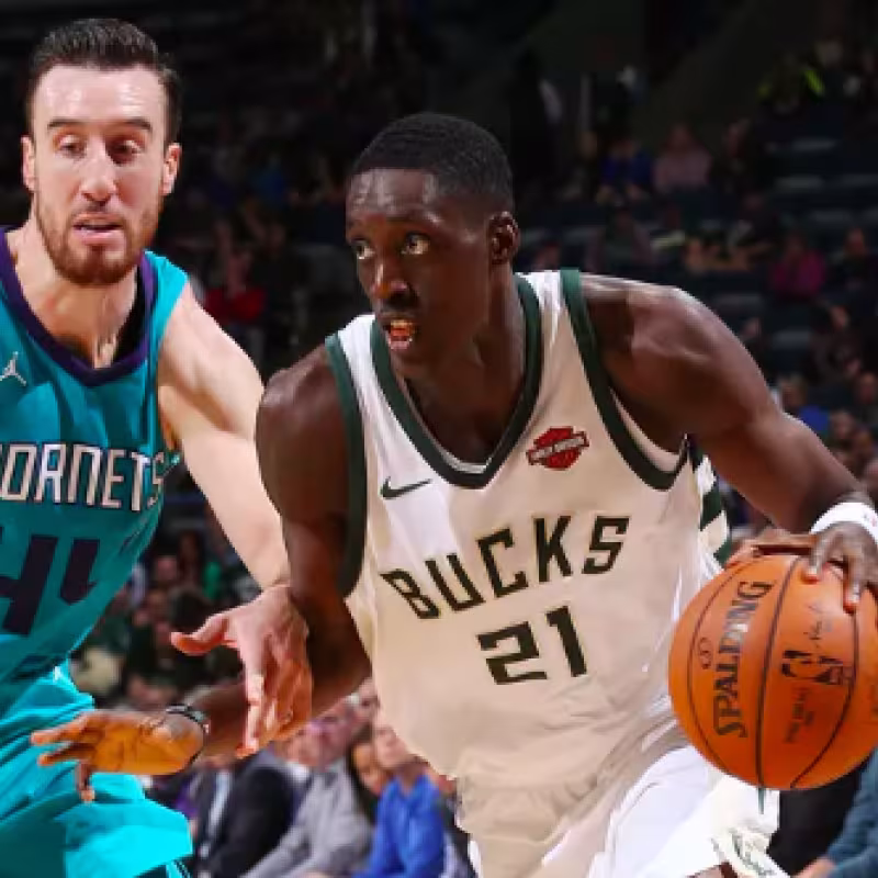 Los Bucks traspasan a Tony Snell a los Pistons a cambio de Jon Leuer y un pick del draft