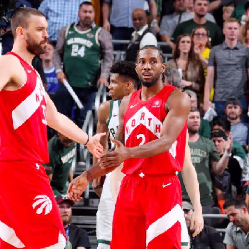 Marc Gasol y Kawhi Leonard celebran una canasta ante los Bucks.
