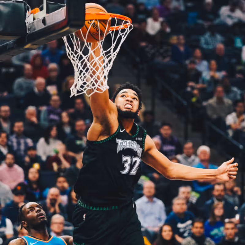 Los Wolves ganan los Thunder tras un gran duelo entre Towns y Westbrook