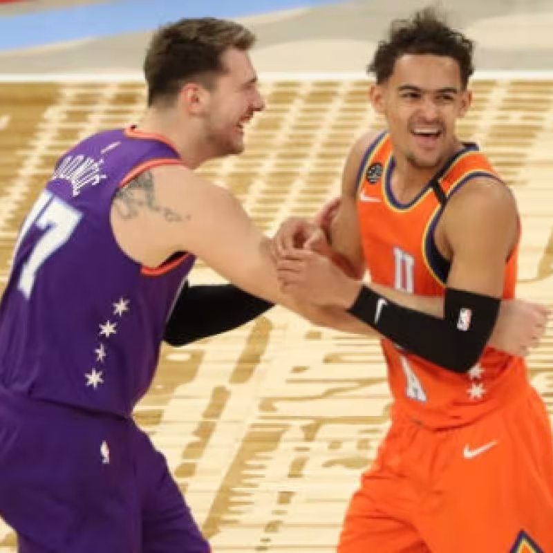 Trae Young y Luka Doncic durante el Rising Stars de la NBA.