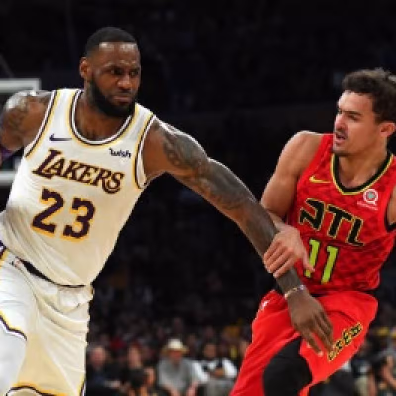 LeBron James y Trae Young.