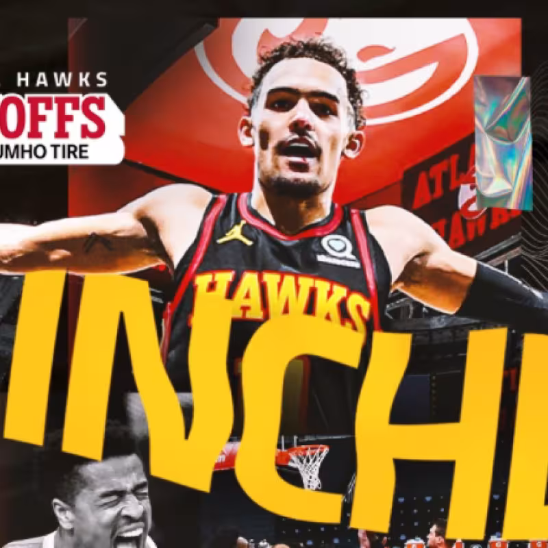 Trae Young, rodeado de sus compañeros en Atlanta Hawks. 