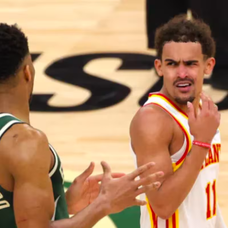 Trae Young y Giannis Antetokounmpo, estrellas de Bucks y Hawks.