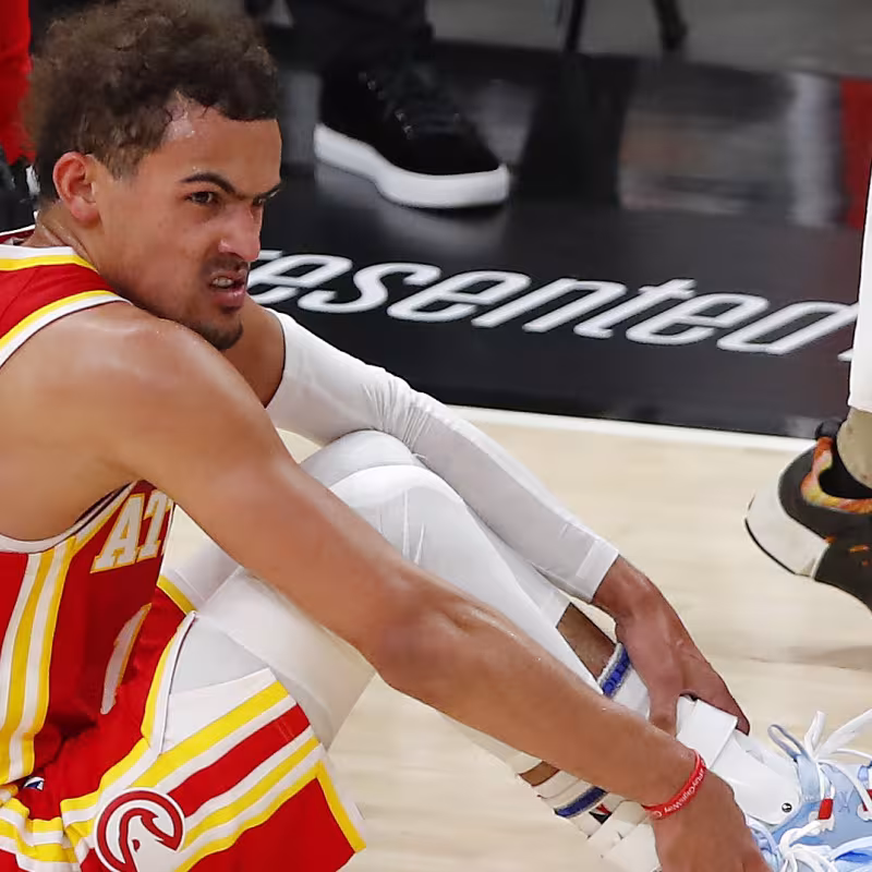 Trae Young, sobre su lesión de tobillo: "Me está doliendo mucho, es muy frustrante"