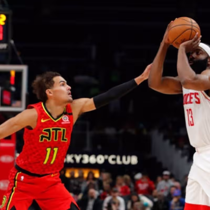 Trae Young y James Harden, jugadores de Atlanta Hawks y Houston Rockets.