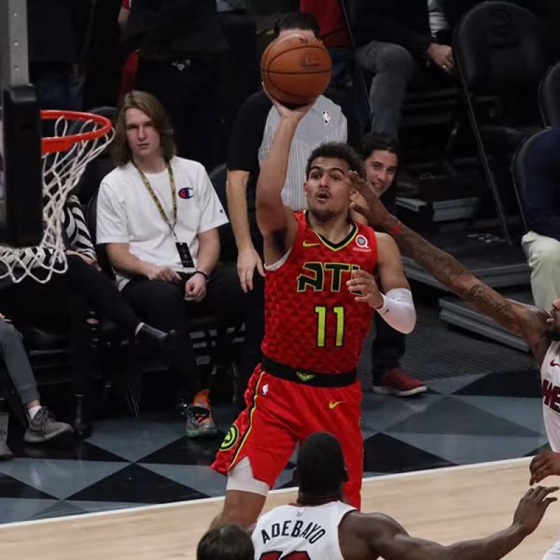 Trae Young, lanzando en un partido contra Miami Heat