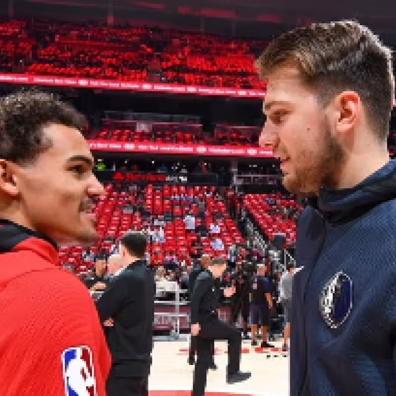 Trae Young en un partido contra Luka Doncic y sus Dallas Mavericks.