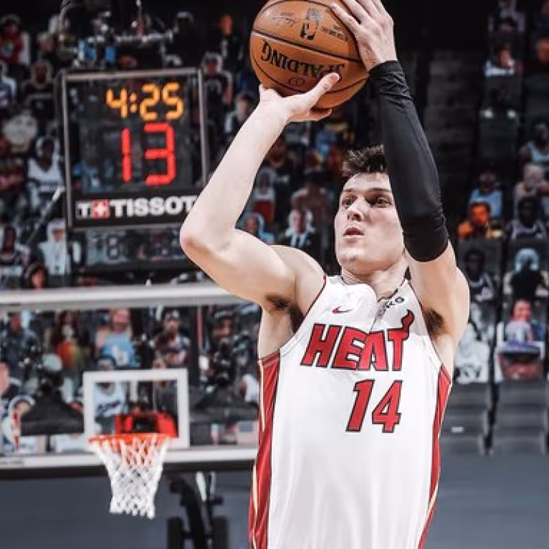 Tyler Herro vuelve a ponerse la capa y los Heat consiguen ganar en Sacramento