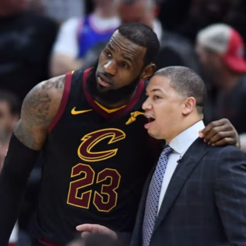 Tyronn Lue no es nadie si no entrena a LeBron James