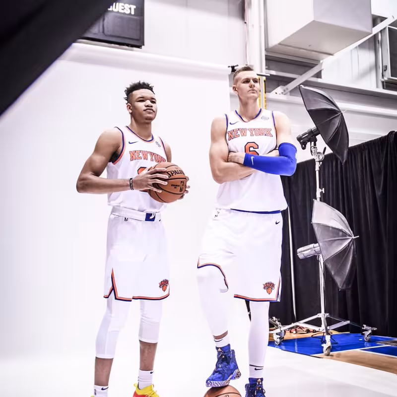 Kevin Knox y Kristaps Porzingis, jugadores de los Knicks