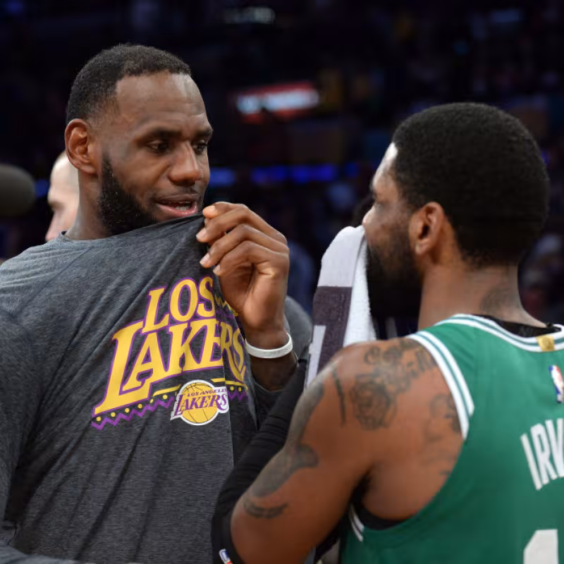 Kyrie Irving y LeBron James | Foto: getty images