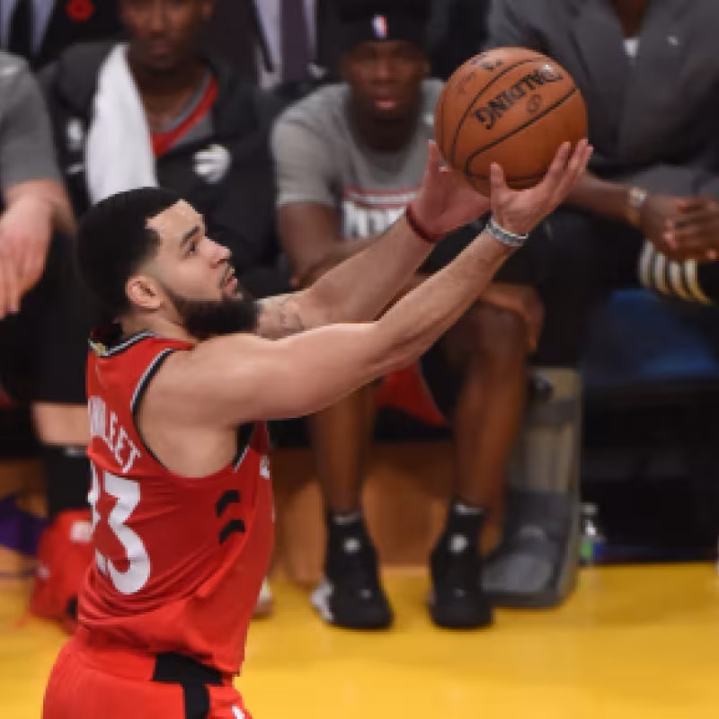 VanVleet, entrando a canasta en el Staples Center.