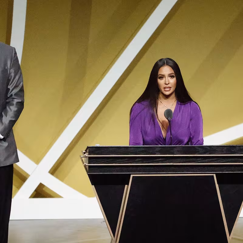 Vanessa Bryant y Michael Jordan en la ceremonia de ingreso de Kobe Bryant.