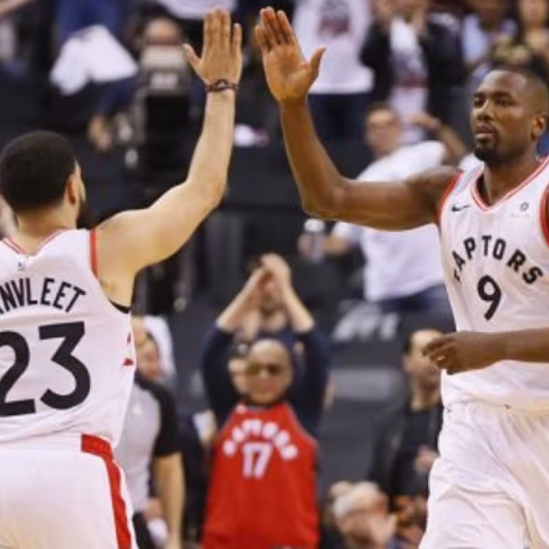 Fred VanVleet y Serge Ibaka durante las Finales de Conferencia.