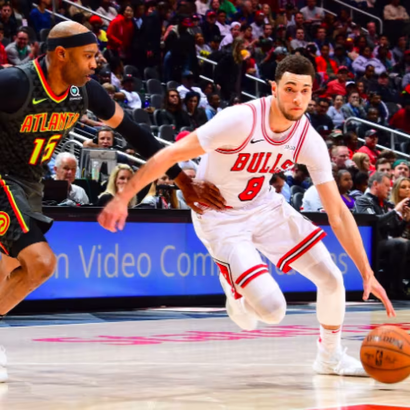 Zach LaVine inicia una penetración ante la defensa de Vince Carter.