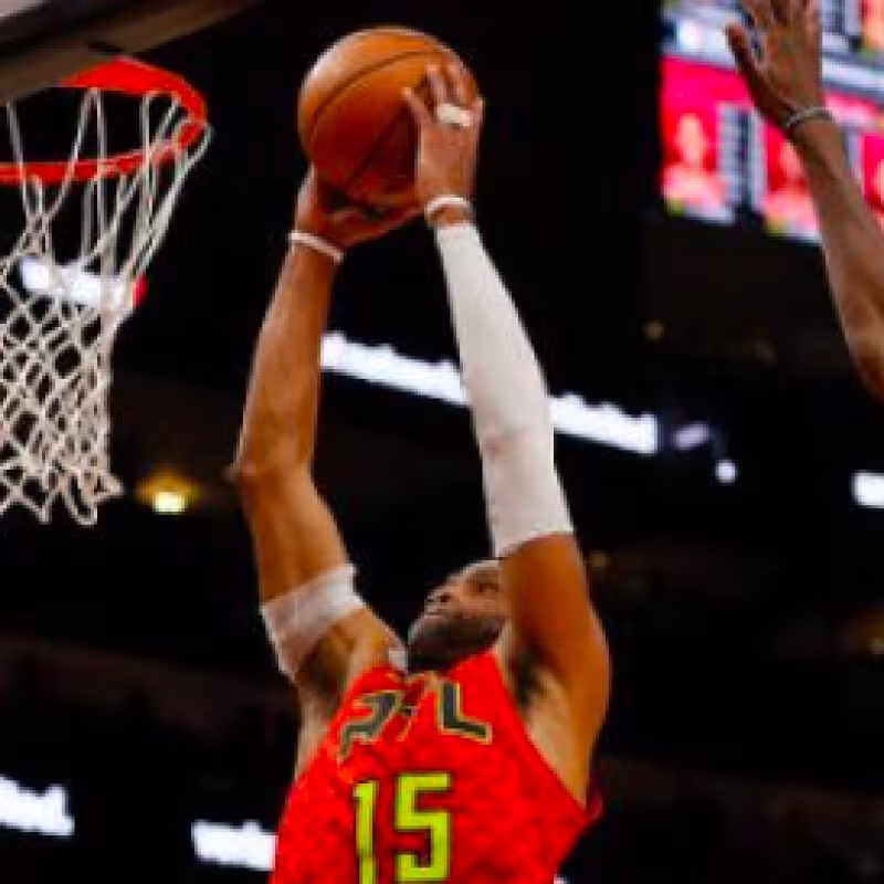Vince Carter, ejecutando el mate con el que consiguió la cifra mágica.