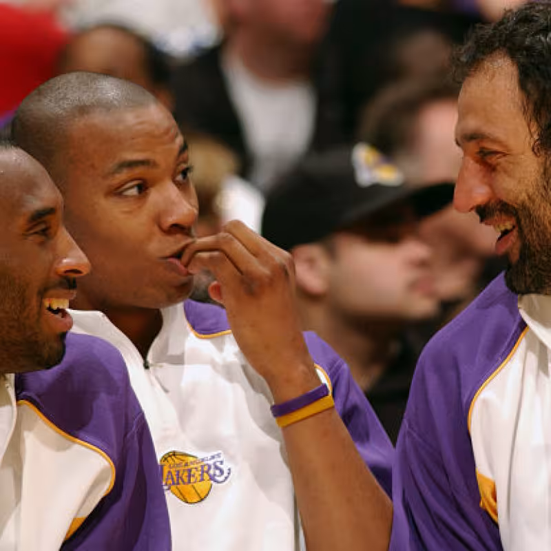 Kobe Bryant y Vlade Divac en un partido con Los Ángeles Lakers