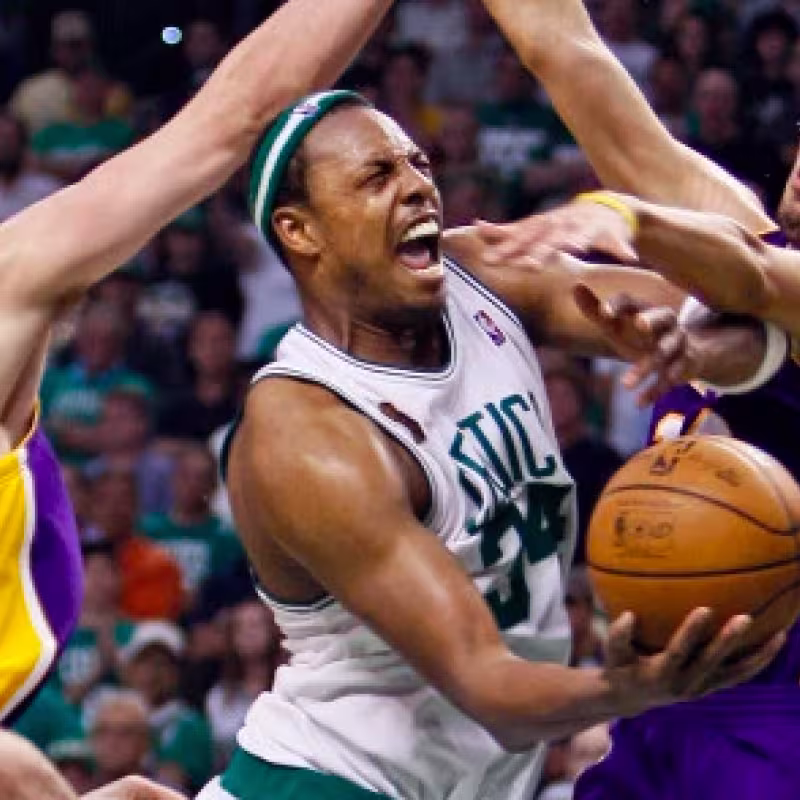 Sasha Vujacic y Pau Gasol intentan taponar a Paul Pierce en un Lakers-Celtics.