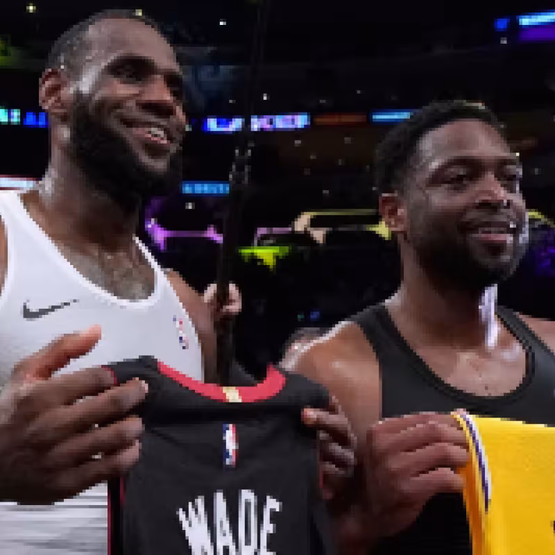 LeBron y Wade intercambiando sus camisetas tras un partido.