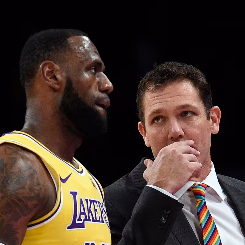 Luke Walton, conversando con LeBron durante un partido