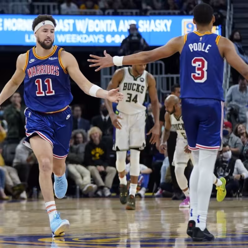 Los Warriors se dan un homenaje a costa de los Bucks de Antetokounmpo